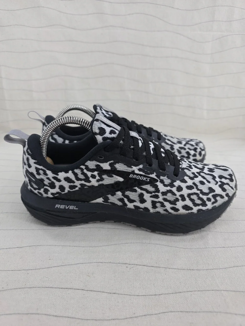 Brooks Womens Revel 6 Run Wild White Black Leopard Print Shoes 1203861B058 Sz 8B
